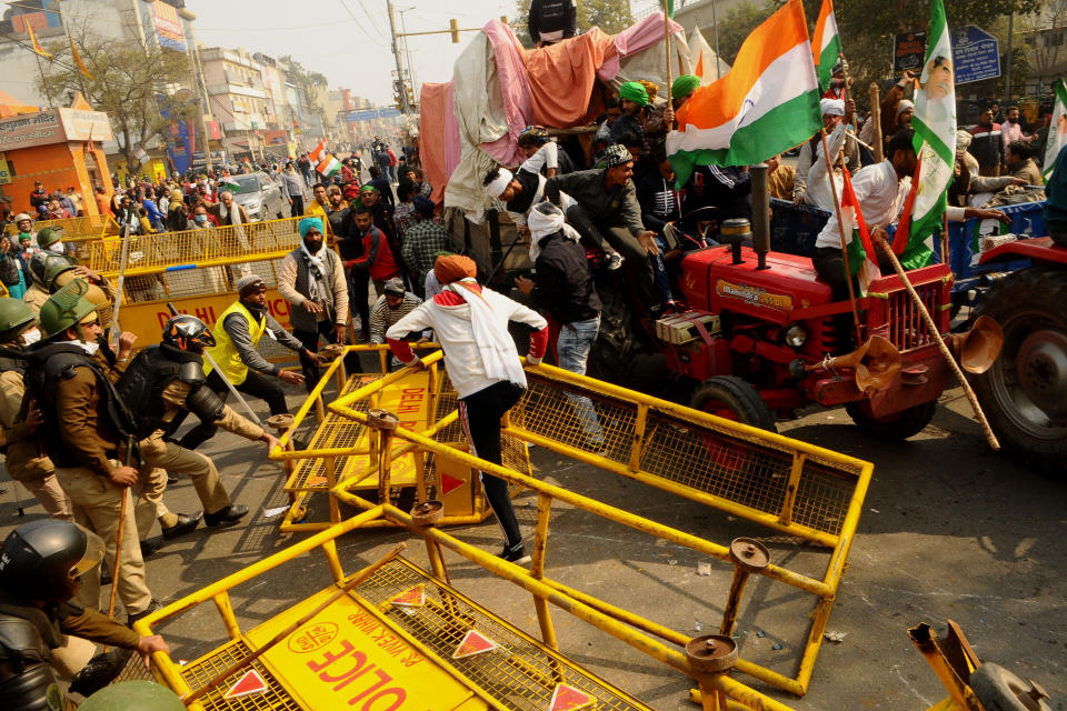 Indian police intervene in farmers during protest in New Delhi