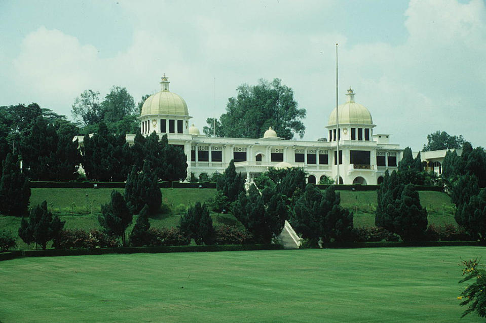 Malaysia: Istana Negara. Ort: Kuala Lumpur. Aktueller Bewohner: Premierminister Najib Razak. Interessant: Die Istana Negara verfügt über 22 Kuppeln.