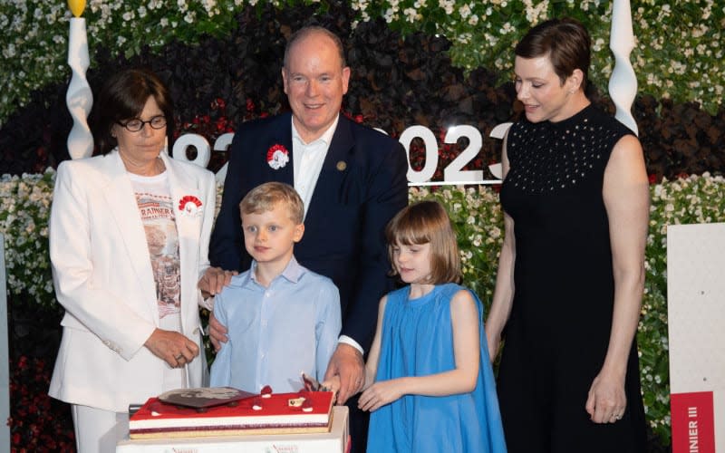 Charlene y Alberto de Mónaco con sus hijos y Estefanía de Mónaco