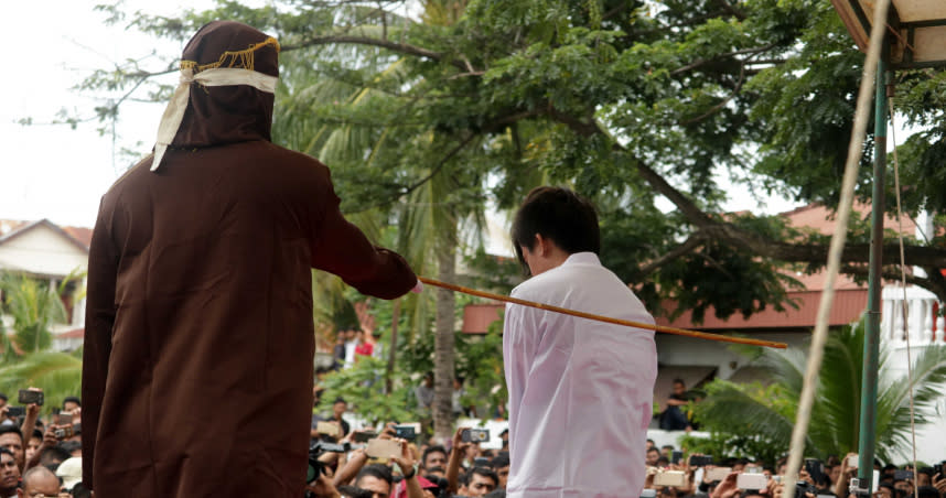 亞齊省是印尼唯一實施伊斯蘭律法的地區，當地民眾被公開鞭刑的現象更是屢見不鮮。（圖／達志／美聯社）