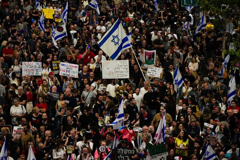 Protesta para pedir la liberación de los rehenes retenidos en la Franja de Gaza por el grupo armado Hamas en Tel Aviv, el 27 de abril de 2024