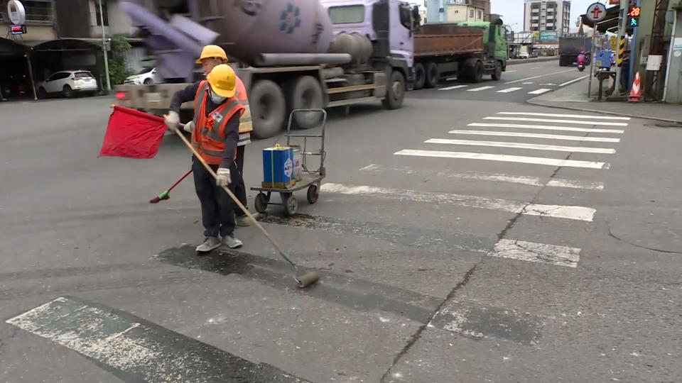 公路總局重劃人行道，但加油站動線仍亂糟糟。（圖／獨立特派員）