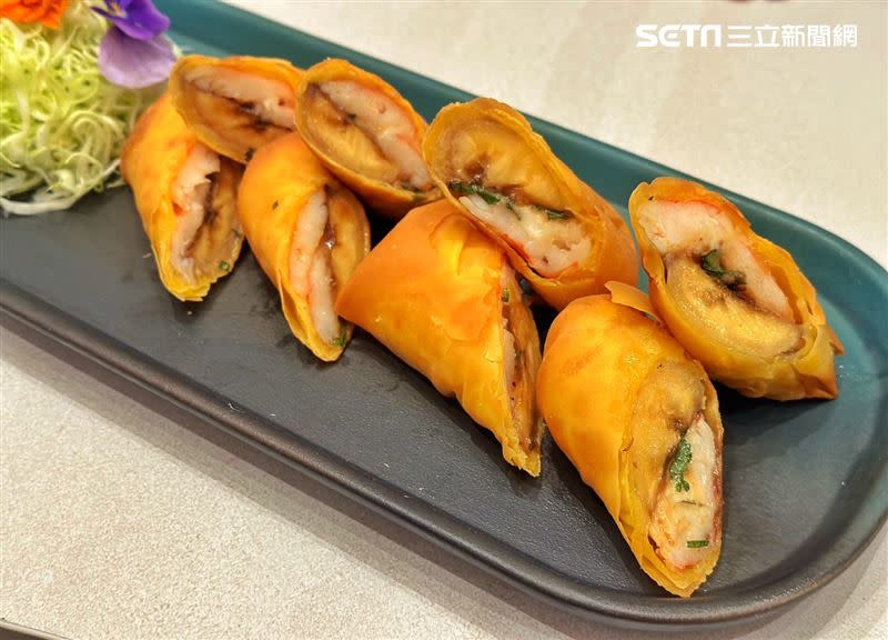 創意料理「蕉蕉沙拉蝦」，是以新鮮白蝦和台灣香蕉製作的炸春捲。（圖／記者劉沛妘攝影）