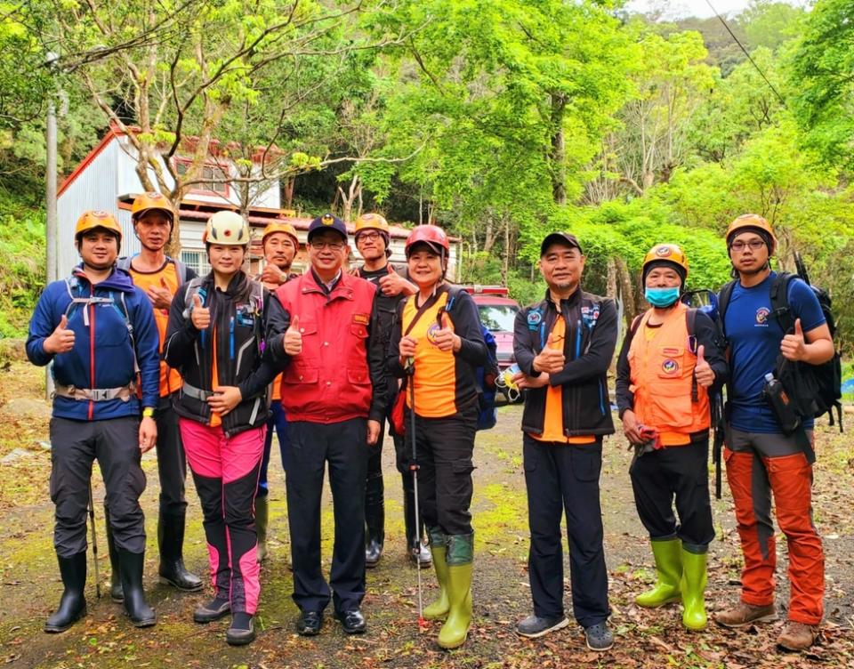 《圖說》全國首支專責山域搜救隊伍-新板義消山搜分隊，跑遍全臺灣各種錯綜複雜的山難案件，成為各縣市消防局山域救援的得力助手。〈第一大隊提供〉