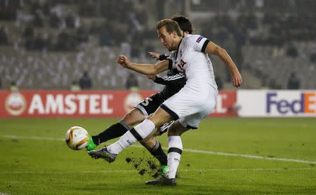 Football Soccer - Qarabag FK v Tottenham Hotspur - UEFA Europa League Group Stage - Group J - Tofiq Bahramov Stadium, Baku, Azerbaijan - 26/11/15 Tottenham Hotspur's Harry Kane shoots Action Images via Reuters / Peter Cziborra