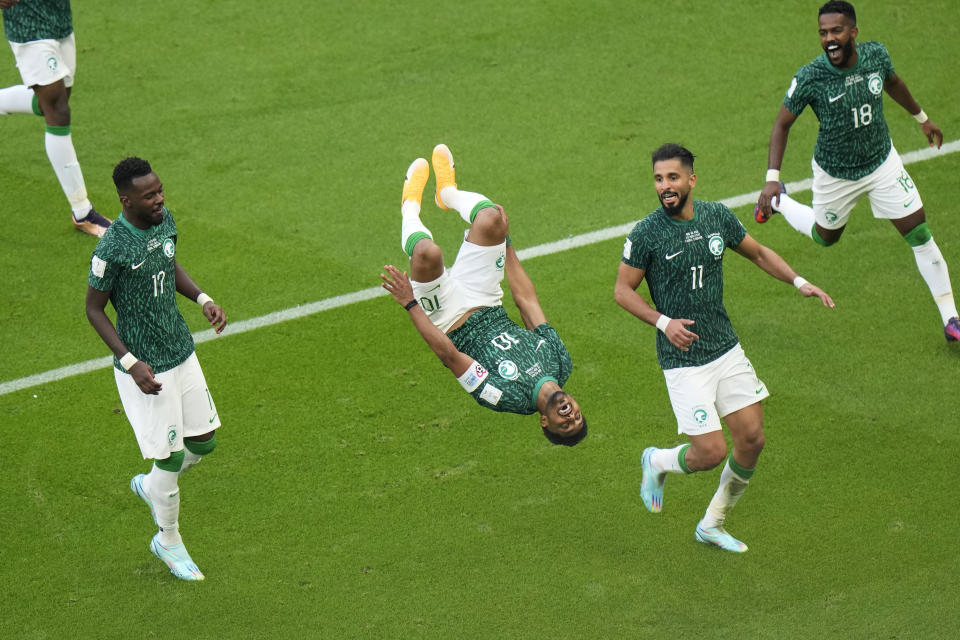 Salem Al-Dawsari (segundo a la izquierda) celebra tras marcar el segundo gol de Arabia Saudí en la victoria 2-1 ante Argentina en el partido del Grupo C del Mundial, el martes 22 de noviembre de 2022, en Lusail, Qatar. (AP Foto/Luca Bruno)