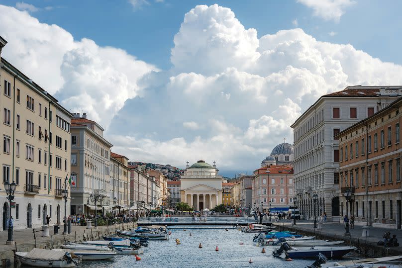 Le train part de la ville portuaire de Trieste, au nord-est de l'Italie, une élégante confection de palais au bord de l'eau et de cafés Art nouveau.