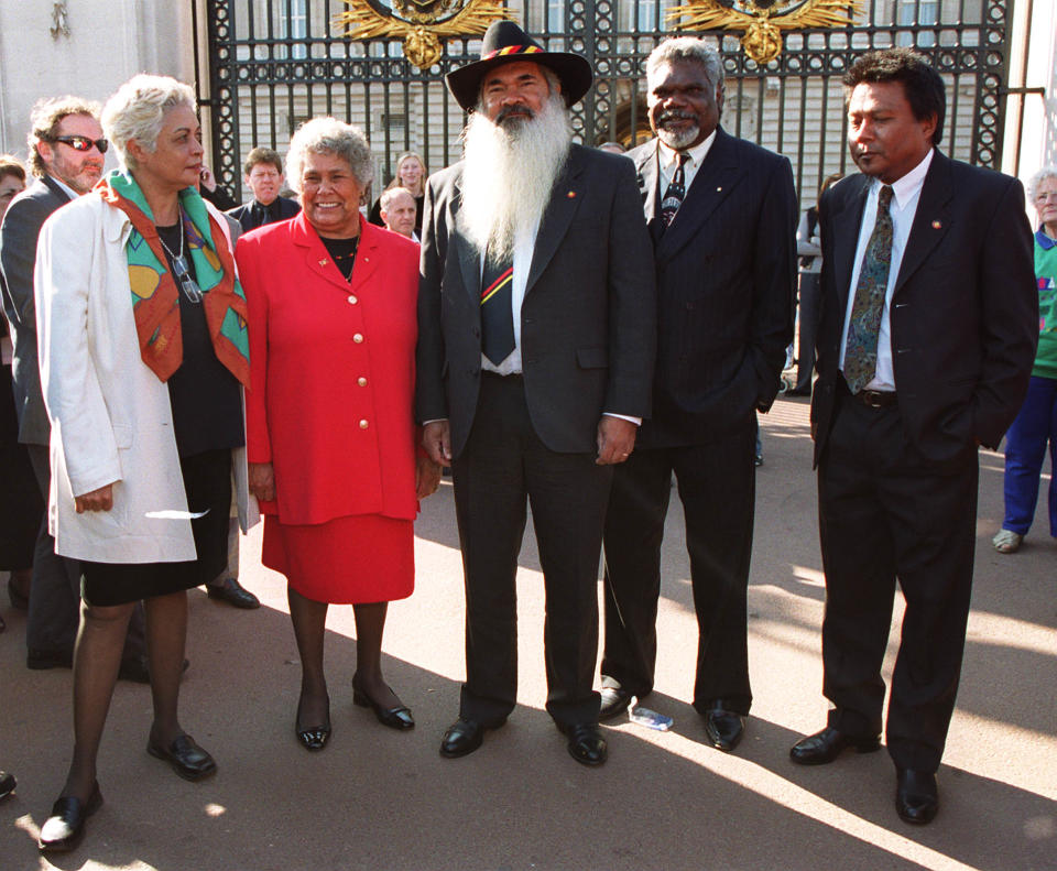 Pro-Republican Aborigine leaders outside Buckingham Palace in London, where they met with The Queen. (L-R) Professor Marcia Langton, Dr Lowitja O'Donoghue, Patrick Dodson, Gatjil Djerrukura and Peter Yu, are backing moves for constitutional change.  * ahead of the referendum  on the future of the monarchy.   (Photo by Matthew Fearn - PA Images/PA Images via Getty Images)
