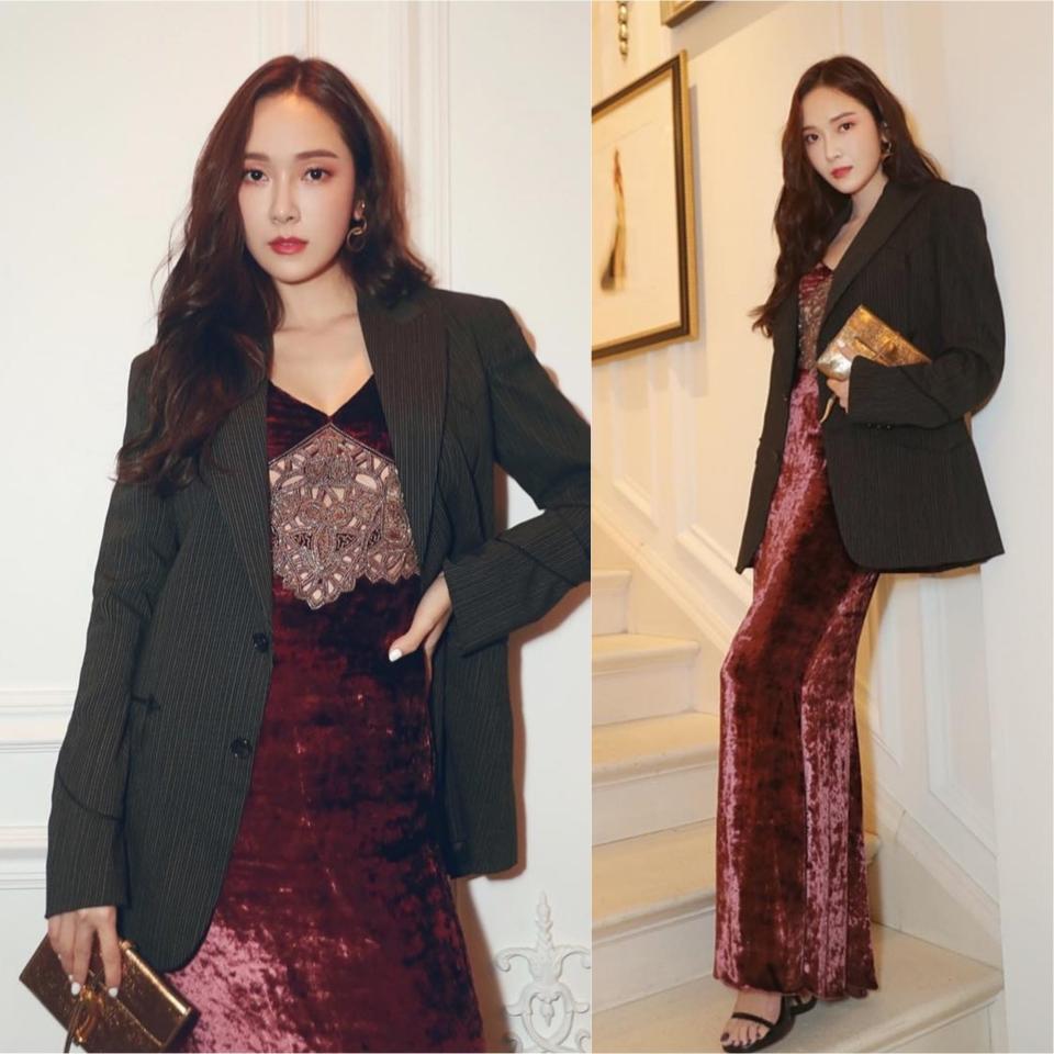 <p>Jessica 一身 Ralph Lauren 紅色絨布洋裝搭配西裝外套，凸顯出她凹凸有致的完美身材，散發出濃濃女人味。</p><cite>微博 / IG</cite>