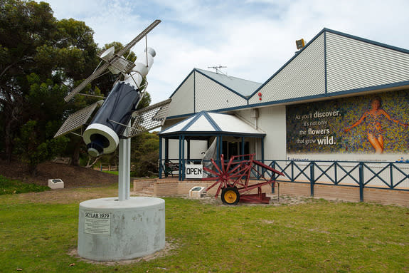 The small Esperance Municipal Museum is located near the waterfront of the port town of about 10,000. A large model of Skylab stands on a pedestal at the museum’s entrance.