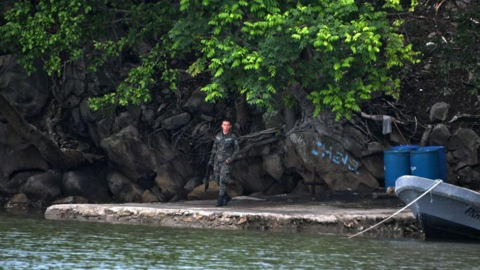 Soldado hondureño en Isla Conejo.