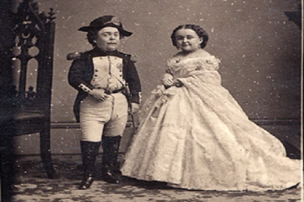 Charles Sherwood Stratton ‘General Tom Thumb’ disfrazado de Napoleón junto a su esposa Lavinia Warren (imagen vía Wikimedia commons)