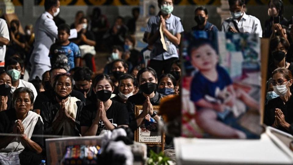 Familiares de las víctimas del tiroteo en una guardería rezando por sus seres queridos.