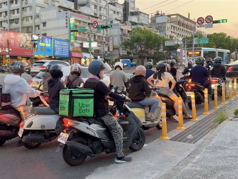 東海大學週邊國際街路口的待轉區太小，有機車騎士待轉塞不下，直接左轉遭開單。（圖/翻攝畫面）