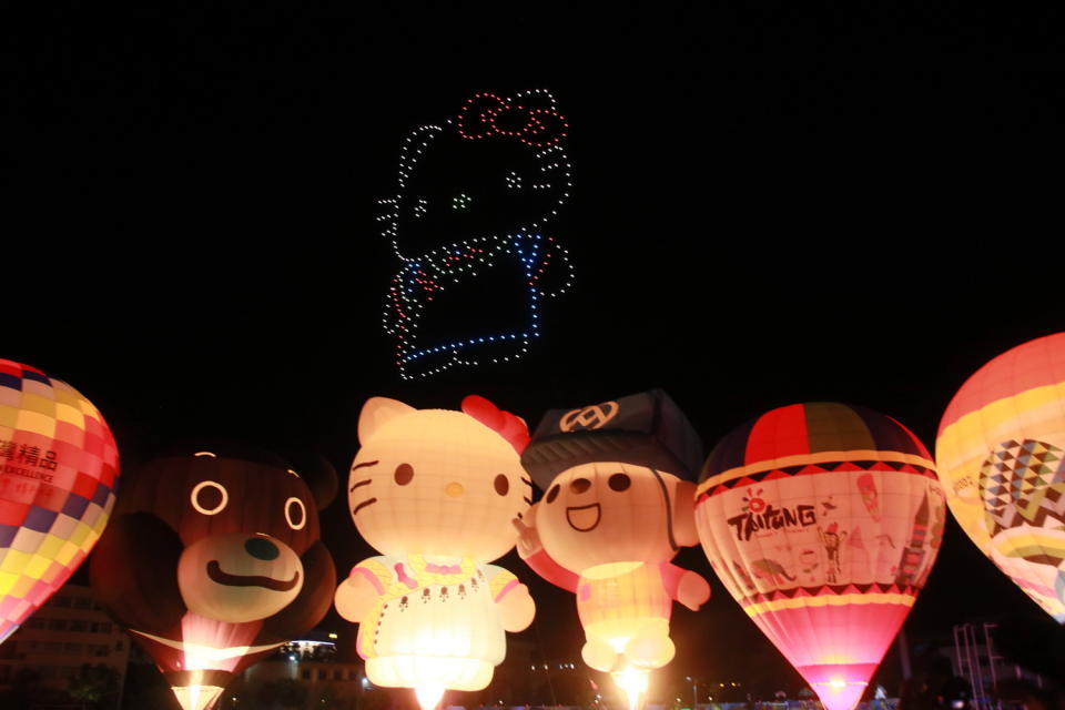 閉幕當天有全球首創的「熱氣球光雕X無人機」聯合展演。   圖：台東縣政府/ 提供