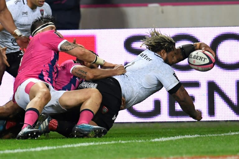 Toulon's centre Mathieu Bastareaud (R) scores a try against Stade Francais on March 26, 2017