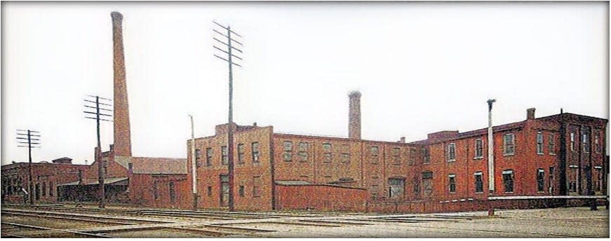 Peter's Pump, along the C.B. & Q tracks, 405 N. Main St., 1922.