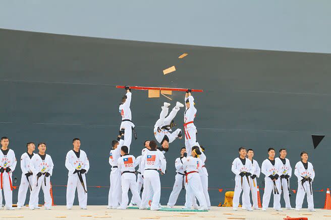 海軍敦睦遠航訓練支隊今年國內環島航訓，19日抵達澎湖海軍馬公基地，吸引大批民眾登艦參觀。其中，陸戰健兒的莒拳擊破表演很是吸睛。（許逸民攝）