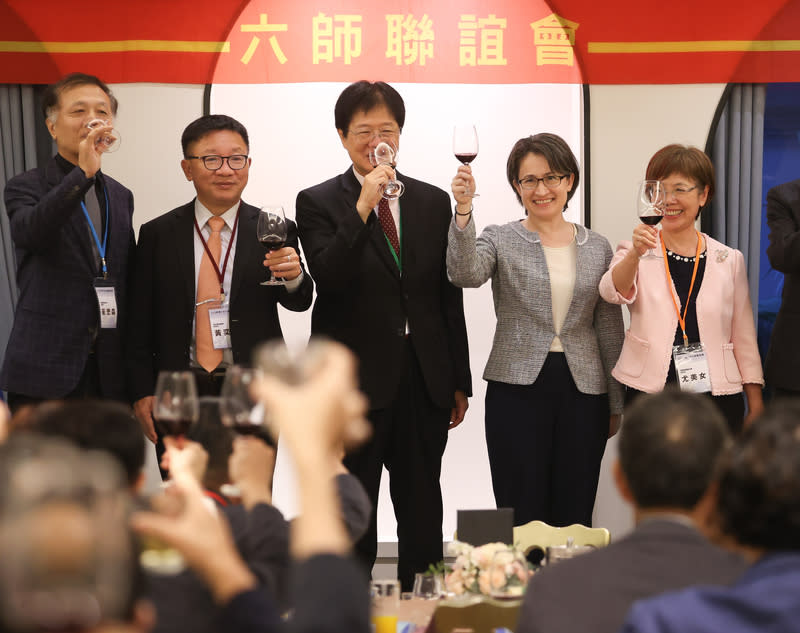 蕭副總統出席113年第3次六師聯誼會議（3） 副總統蕭美琴（後右2）13日晚間在台北出席113年第 3次六師聯誼會，與全國律師聯合會理事長尤美女 （後右）等人共同舉杯向與會者致意。 中央社記者謝佳璋攝  113年6月13日 