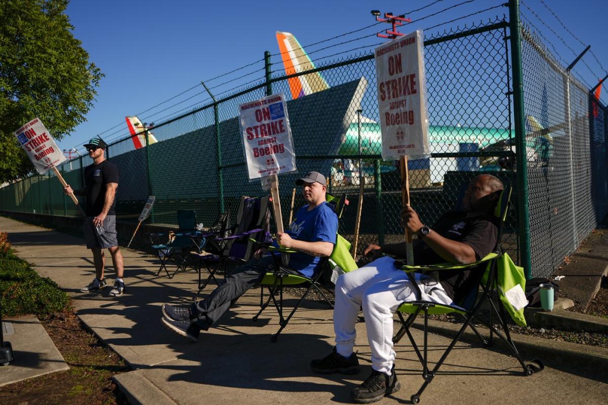 Boeing and union negotiators set to meet for contract talks 2 weeks into worker strike