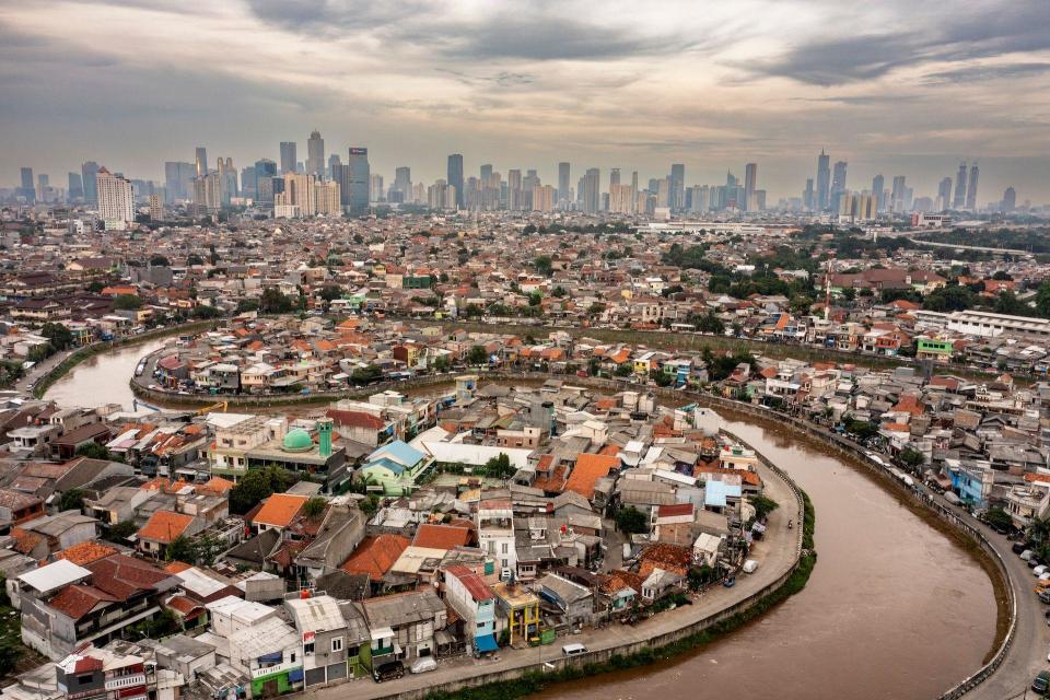 Una vista aérea del contaminado río Ciliwung que serpentea por la capital de Indonesia, Yakarta.