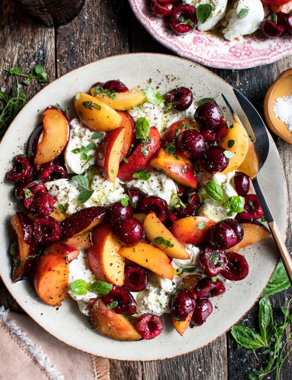 Salade caprese aux cerises, pêches, abricots et prunes