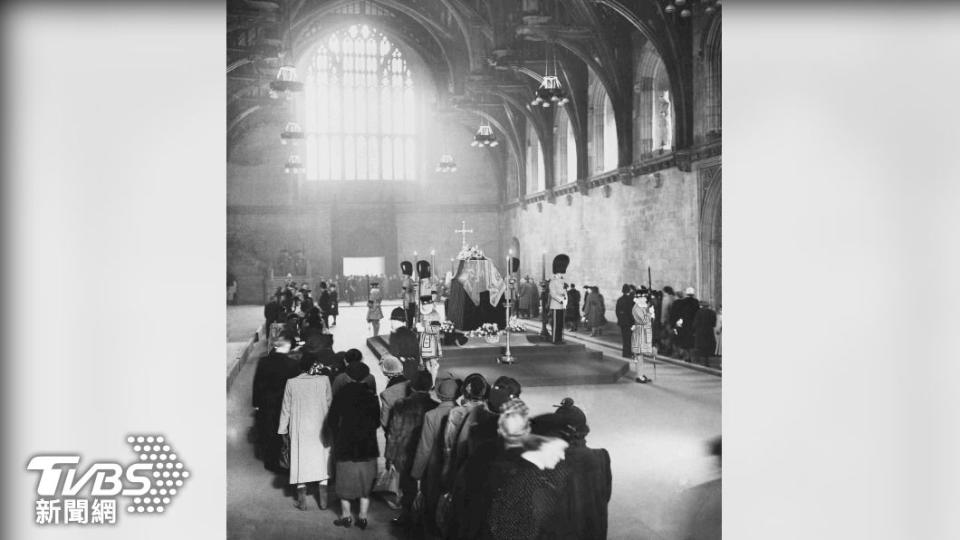英王喬治六世1952年逝世，超過30萬英國民眾湧入西敏宮瞻仰靈柩。（圖/達志影像美聯社）
