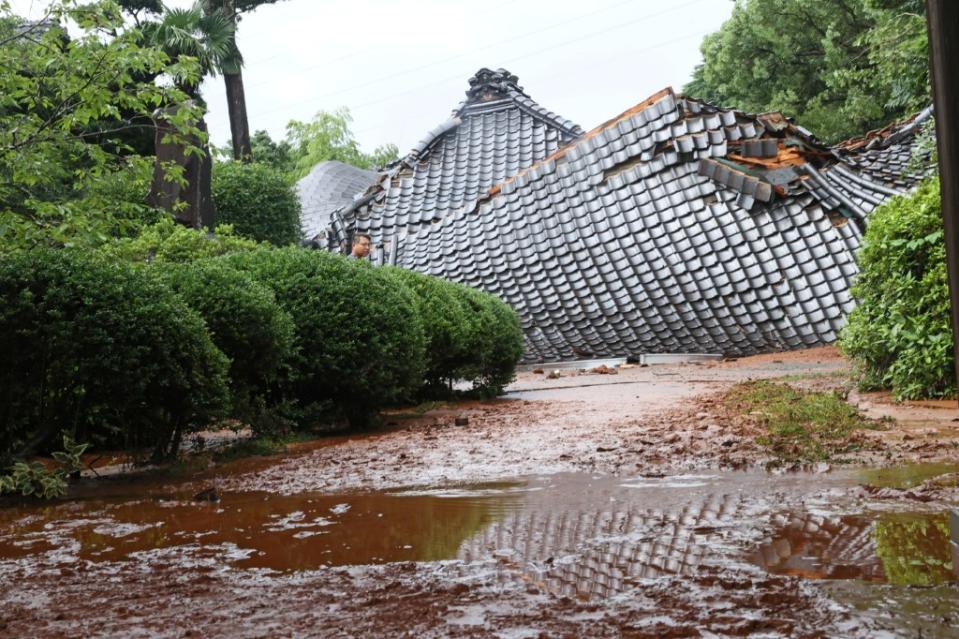 熊本縣益城町寺廟因土石流倒塌，無人受傷。（圖／法新社）