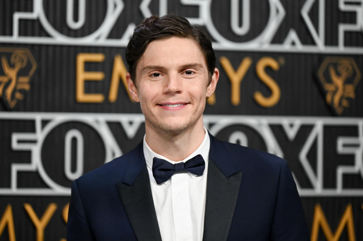 Evan Peters se marchó con las manos vacías en la 75 ceremonia de los premios Emmy. (Foto de Gilbert Flores/Variety via Getty Images)