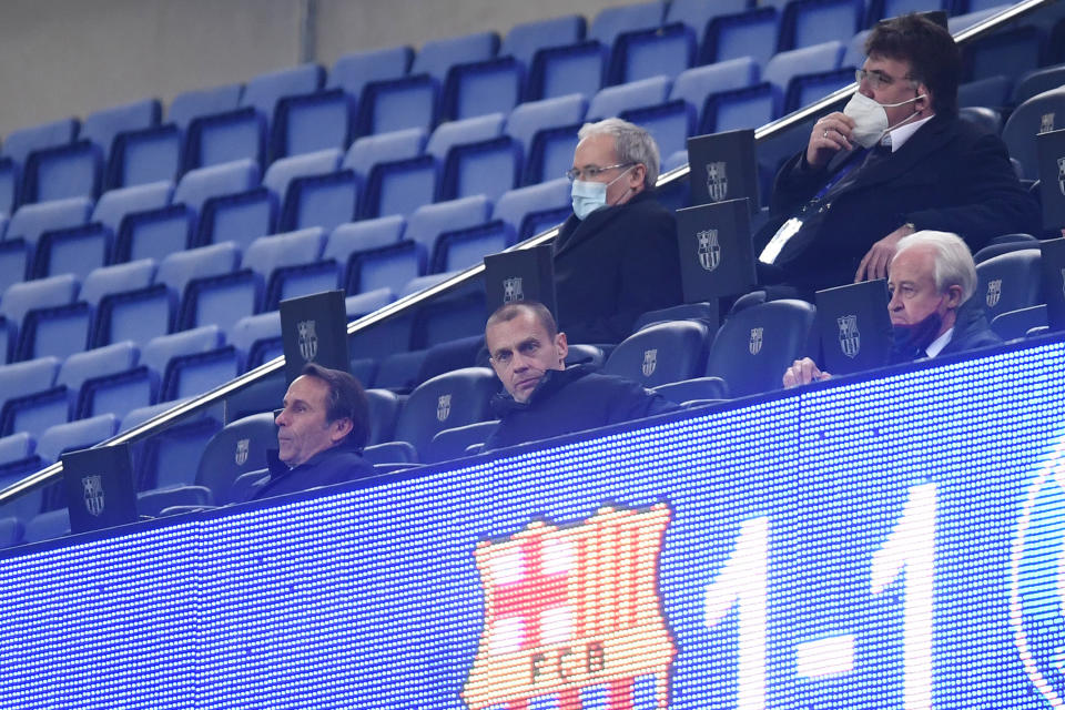 Alexander Ceferin sentado en el palco del estadio del Barcelona.