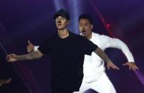 Justin Bieber (front) performs a medley of songs at the 2015 MTV Video Music Awards in Los Angeles, California August 30, 2015. REUTERS/Mario Anzuoni