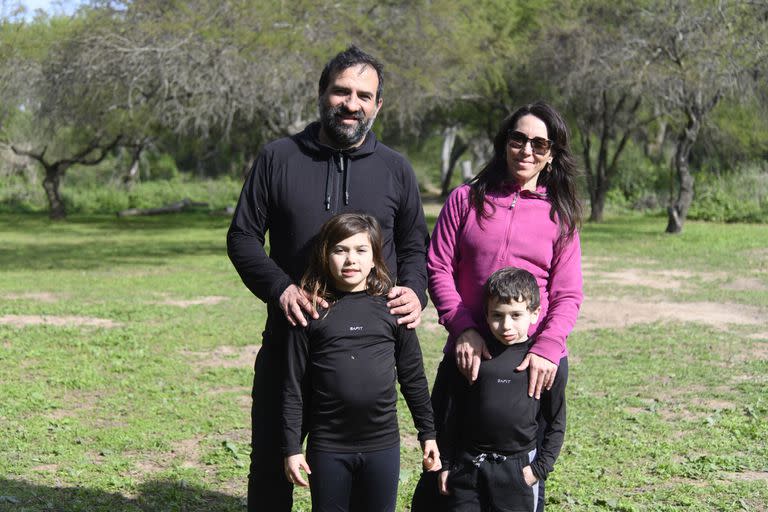 "Acá todo es más silvestre y conservado que en las islas frente a Rosario. La navegación es hermosa", destacaron Néstor Muñoz y Gabriela Elizburu, que visitaron el parque procedentes de Rosario junto a sus hijos - Créditos: @Marcelo Manera