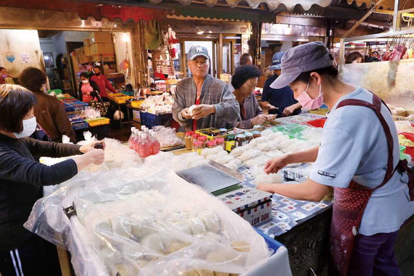 隱藏在大湳市場裡的「曹師傅麵食專賣店」是販售風飛麵的店家。（圖／于魯光攝）