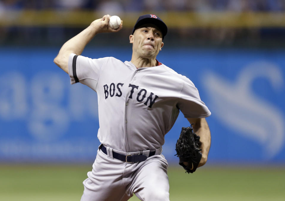 El mexicano Alfredo Aceves, de los Medias Rojas de Boston, lanza contra los Rays de Tampa Bay, en la primera entrada del juego del miércoles 12 de junio de 2013, en St. Petersburg, Florida. (Foto AP/Chris O'Meara)