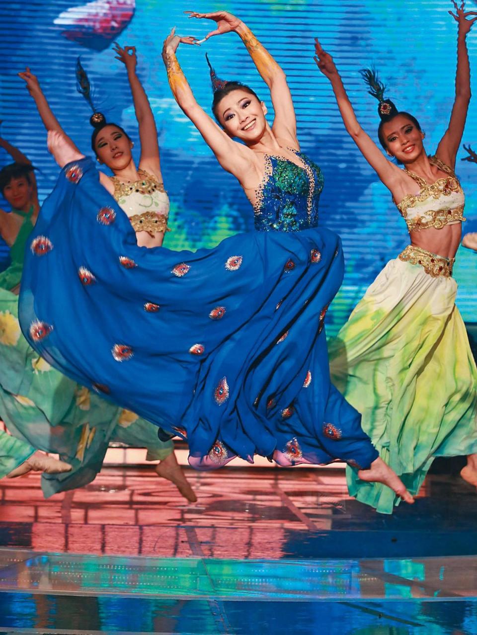 侯怡君在《舞力全開》大跳孔雀舞，展現纖細身材。（翻攝自侯怡君的家臉書）