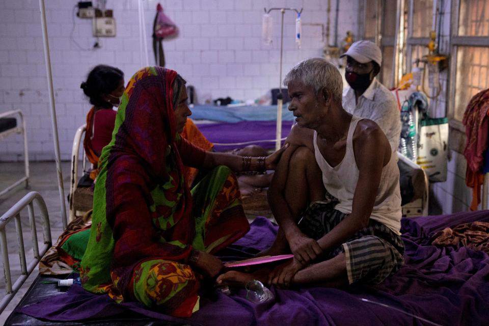 La vida del último médico que resiste al contagio en medio de un hospital abarrotado de la India