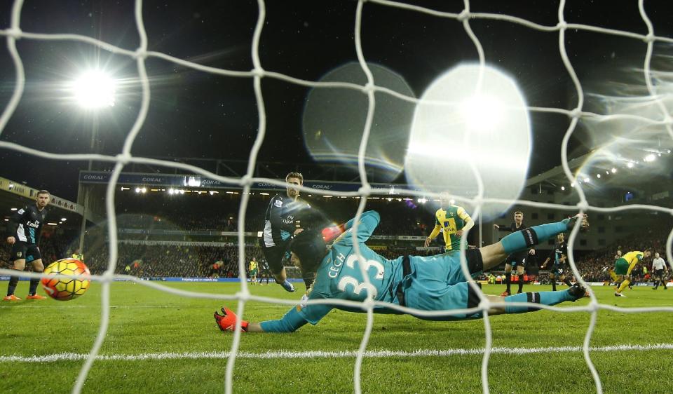 Football Soccer - Norwich City v Arsenal - Barclays Premier League - Carrow Road - 29/11/15 Arsenal's Petr Cech makes a save Action Images via Reuters / John Sibley Livepic EDITORIAL USE ONLY. No use with unauthorized audio, video, data, fixture lists, club/league logos or "live" services. Online in-match use limited to 45 images, no video emulation. No use in betting, games or single club/league/player publications. Please contact your account representative for further details.