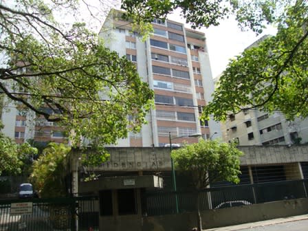 Este apartamento en venta en Sucre por 115.000 dólares, de 106 m2, ofrece tres habitaciones, dos baños, dos estacionamientos, tercera habitación auxiliar, funge de alacena, lavandero independiente con su tanque de agua, termo eléctrico. Además, el edificio cuenta con vigilancia. Se encuentra ubicado en un espacio de mucha vegetación y cerca de panadería, abasto, ferretería, entre otros. Foto: Yelid Cornejo, agente inmobiliario.  