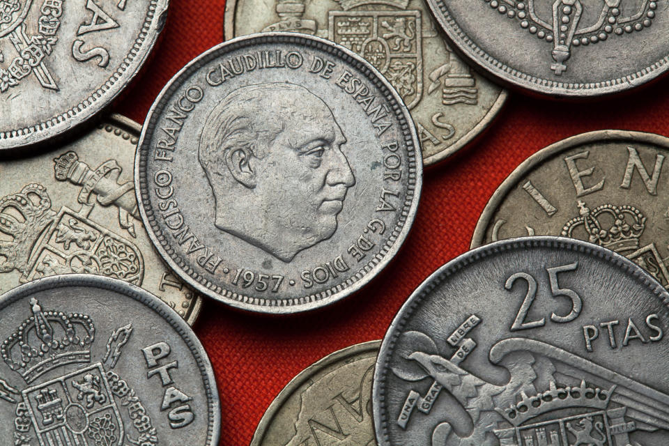 Por las monedas raras y antiguas, que todo el mundo tiene en casa, puedes sacar igualmente mucho dinero. Una moneda de 2,50 pesetas se vende en Internet por unos 1.750 euros. (Foto: Getty Images).