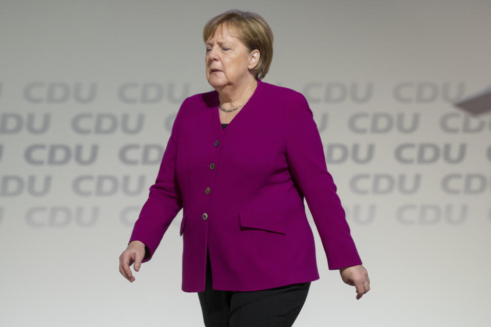 <p>2018 wird als das Jahr in die Geschichte eingehen, in dem das Ende der Ära Merkel eingeläutet wurde. Nach den Wahlschlappen der Union in Bayern und Hessen beugt Merkel sich dem innerparteilichen Druck, gibt den CDU-Vorsitz ab und erklärt, dass sie nach ihrer laufenden Amtszeit als Kanzlerin die Politik hinter sich lassen werde. (Bild: Getty Images) </p>