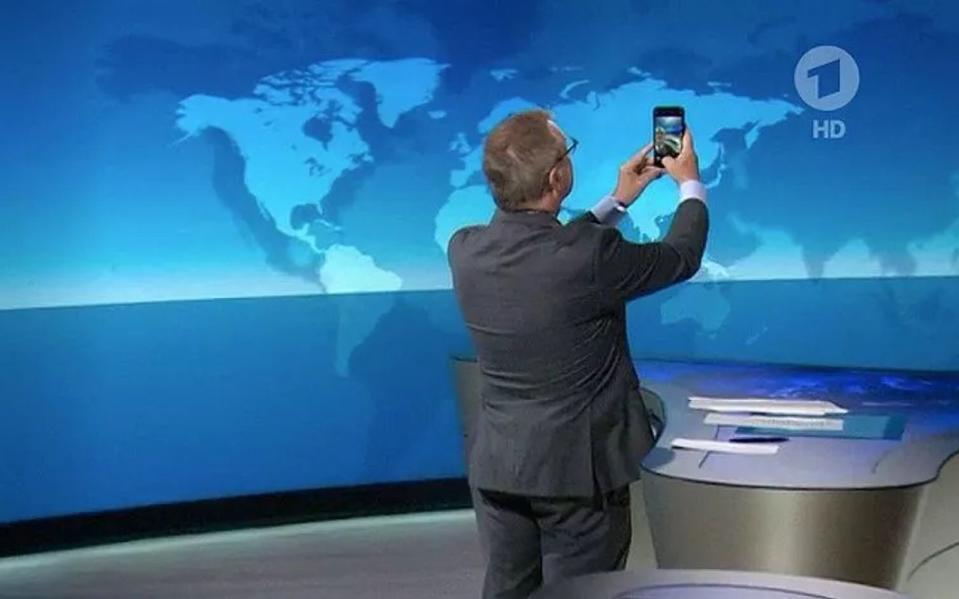 Eigentlich sind Handys im Studio der ARD-"Tagesschau" verboten. Jan Hofer hielt sich am 12. September 2019 nicht an diese Regel. Kurz vor Schluss der Sendung zückte er sein Handy und schoss augenscheinlich ein Selfie. Der Grund: Hofer nahm ein kurzes Video auf, in dem er sich bedankte: "Wir haben eine Million Instagram-Follower und wir freuen uns sehr darüber", strahlte der Moderator. (Bild: Screenshot ARD)