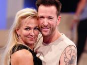 "Der Wendler" polarisierte bereits in der Auftaktfolge vom "Sommerhaus der Stars": Aber nicht, weil er über Freundin Laura (18) sprach, sondern über seine Ex-Frau Claudia lästerte. Die habe "Fehler gemacht", die zur Trennung führten. Da scheint jemand noch eine Rechnung offen zu haben. Und Laura? Übergab sich.