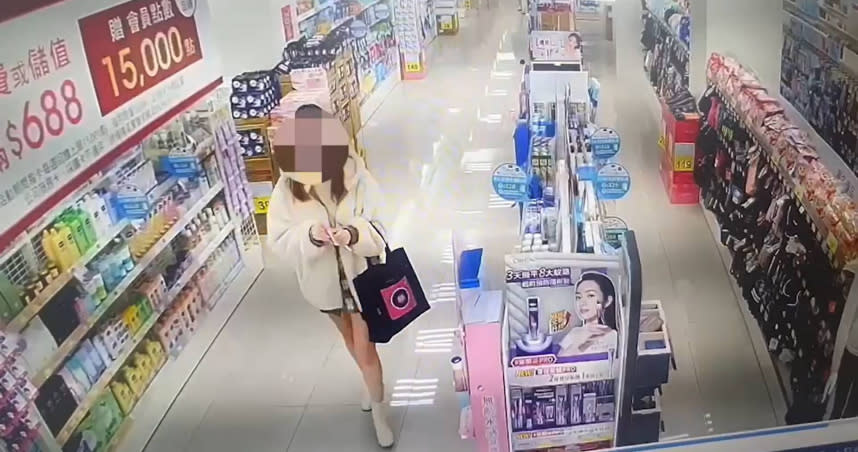 21歲辣腿正妹逛寶雅竟當賊，順走彩妝用品留空盒仍被逮。(圖／翻攝畫面)