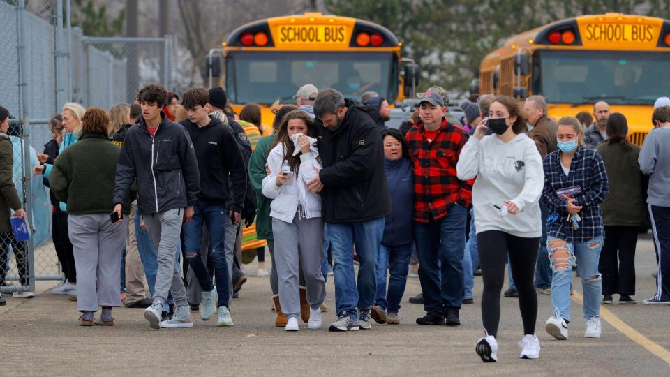 Wieder fallen an einer Schule in den USA Schüsse, wieder sterben Jugendliche. (Bild: dpa)