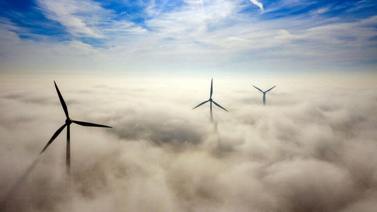 Windräder in Nordrhein-Westfalen: Grüner Strom ist inzwischen billiger als konventioneller Strom – Ökonomie und Ökologie müssen sich nicht ausschließen. Foto: dpa