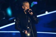 Rap-Ikone Eminem galt schon immer als unbequemer Künstler, der keinen Konflikt scheut. Mitte der 2000er wurde er abhängig von Schmerzmitteln. Körperlich am Ende,ging er 2007 erstmals in den Entzug. Nach einer Weile klappte die Therapie und Eminem entdeckte den Sport für sich. "Heute werde ich nur noch high durch Endorphine", versichert er. (Bild: Ian Gavan/Getty Images for MTV)