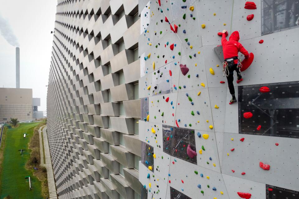 <p>La imagen muestra al escalador danés Mikkel Frederiksen subiendo el muro de escalada de 85 metros de alto y 10 de ancho de CopenHill el 6 de diciembre de 2020. El muro está construido como un rocódromo deportivo con diferentes ángulos y pendientes, así como salientes y voladizos. Hay 10 rutas hasta la cima con diferentes grados de dificultad. Pero ninguna de las rutas es adecuada para principiantes.</p> <p>(Photo by OLIVIER MORIN/AFP via Getty Images)</p> 