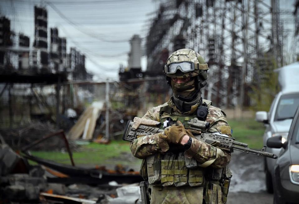 Ein russischer Soldat steht vor dem Kraftwerk in Luhansk Wache. - Copyright: ALEXANDER NEMENOV/AFP via Getty Images