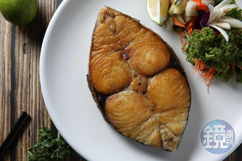煎的金黃恰恰的「澎湖魠魚」，魚肉保有香潤的魚汁。（時價，圖中為1,200元／塊）