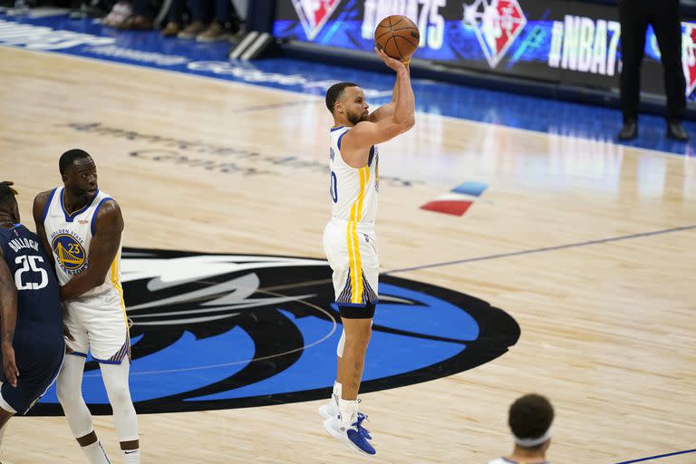 El base de los Warriors de Golden State, Stephen Curry, dispara un triple en la primera mitad ante los Mavericks de Dallas en el tercer partido de la Final de la Conferencia Oeste, el domingo 22 de mayo de 2022, en Dallas. (AP Foto/Tony Gutierrez)